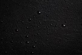 Wassertropfen auf schwarzem Hintergrund