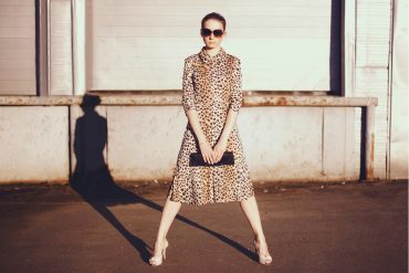 stylishe frau im leopardenkleid - animal print