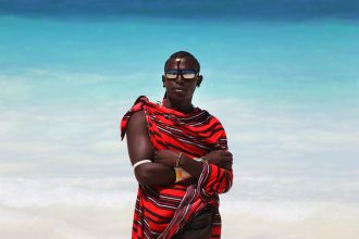 Ethno-Muster: Massai in traditioneller Kleidung