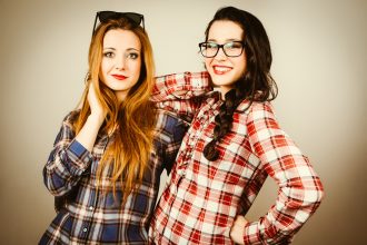 Hipster Girls im Holzfällerhemd