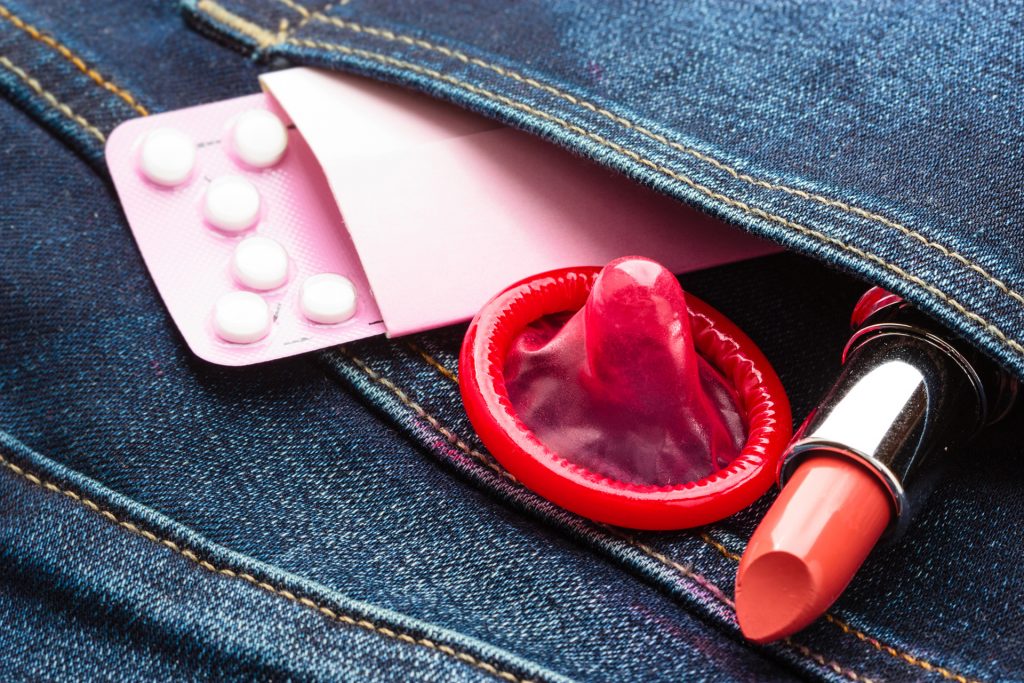 Lippenstift, Kondom und Pillen in der Hosentasche