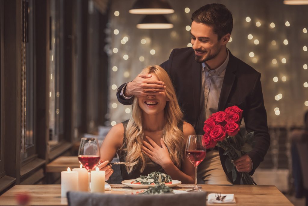 Romantisches Date mit einem Strauß rote Rosen