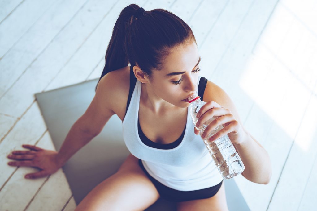 Wasser trinken nach dem Fitness-Training