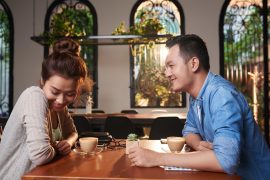 Asiatisches Paar beim Kaffee Date