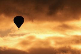 Silhouette eines Heißluftballongs im Sonnenuntergang