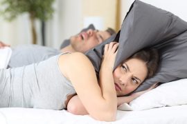 Frau kann nicht schlafen, weil der Mann laut schnarcht